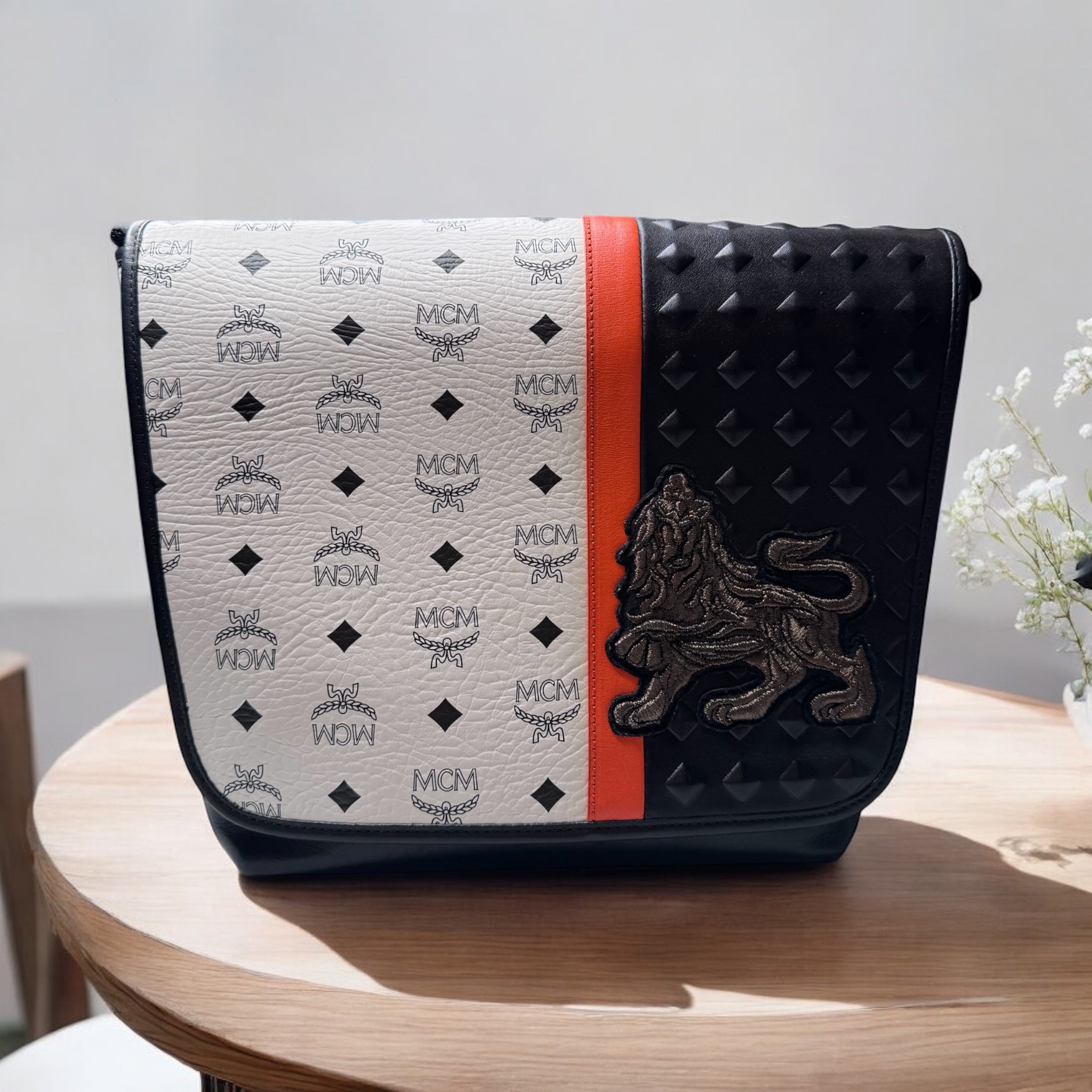 MCM ライオン刺繍 ハンドバッグ MCM | The Little Purse