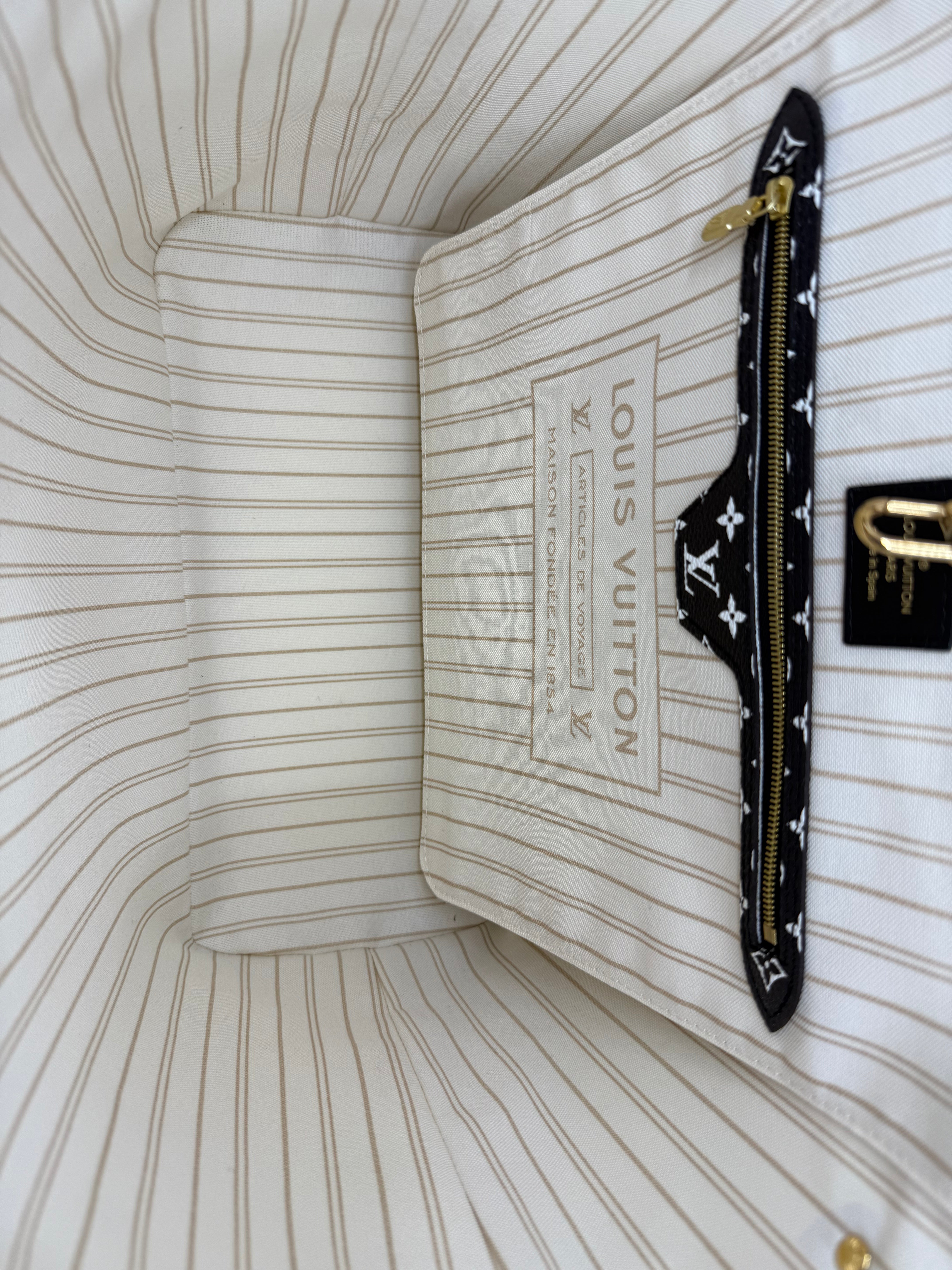 Louis Vuitton Monogram Giant Jungle Neverfull MM