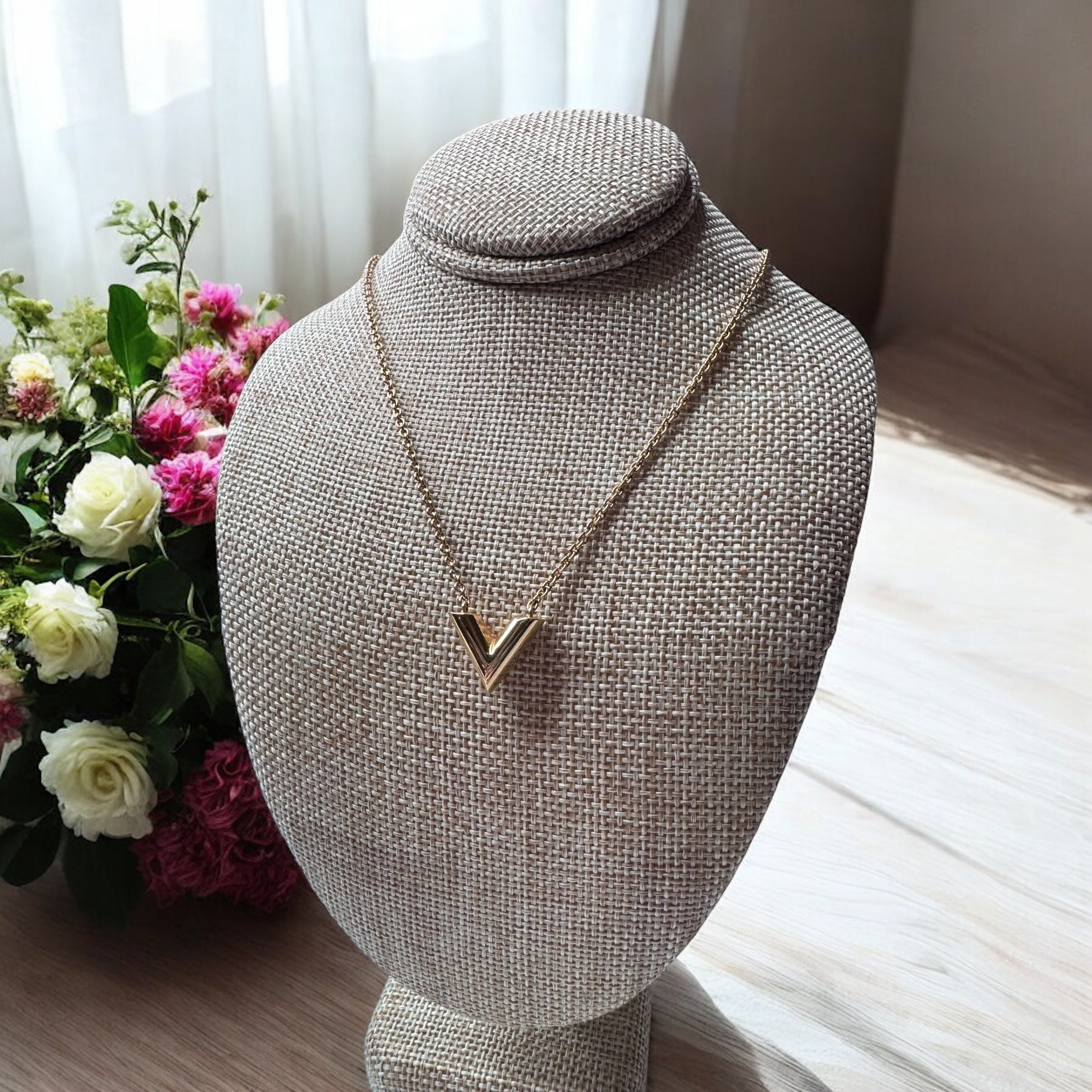 LOUIS VUITTON エッセンシャルV Louis Vuitton Essential V Gold Plated Necklace | The Little Purse